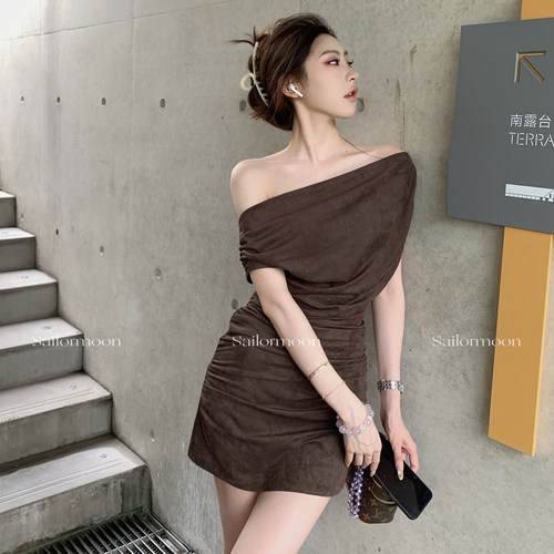 F PROJECT【棕巧夏日】美拉德复古一字肩修身褶皱连衣裙修身显瘦