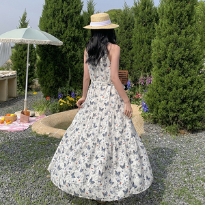 露肩休闲印花挂脖连衣裙女2025夏季新款时尚宽松温柔风沙滩吊带裙图片