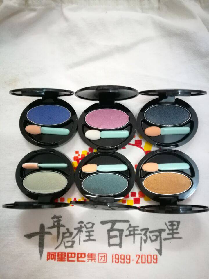 雅芳色彩魔力单色眼影（下面左一眼影