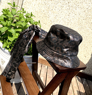 前40位3折【进口丝滑大豹纹羊羔皮】代工出日真皮四季短檐渔夫帽