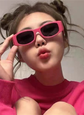 显白玫红色辣妹凹造型搞怪墨镜潮