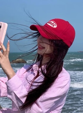 显白显气色很出片的红色棒球帽女