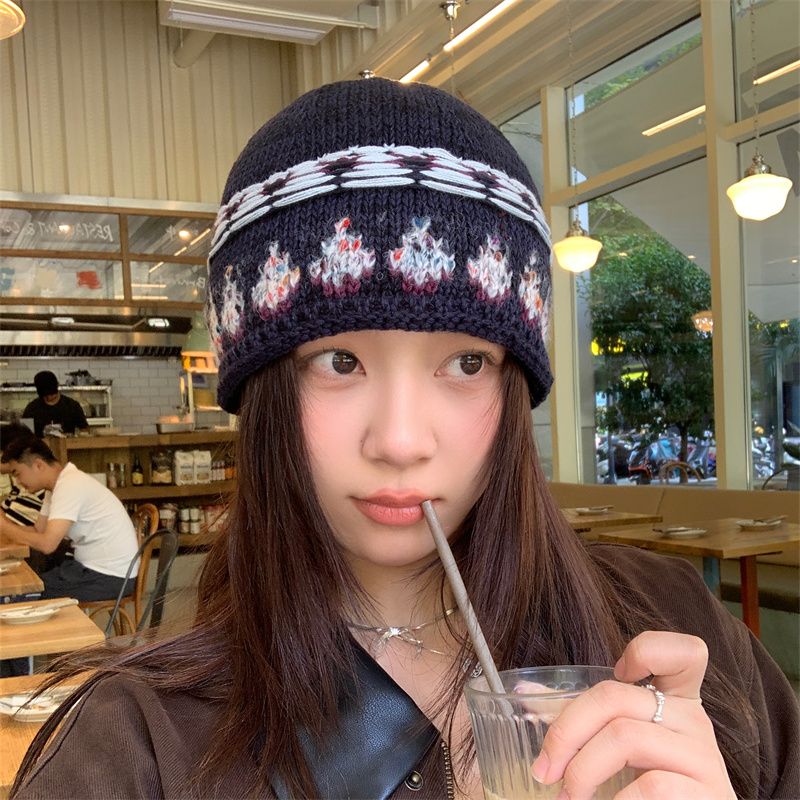 普鲁士蓝几何提花自然卷边毛线帽