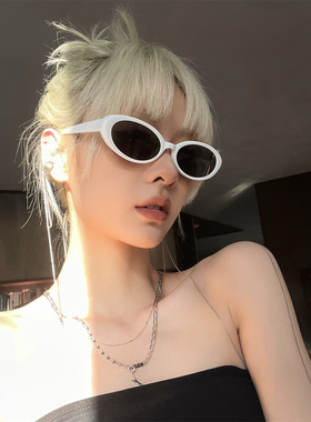 辣妹凹造型墨镜女猫眼欧美街拍潮