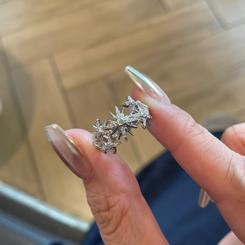 今饰有约闪钻星芒戒指女