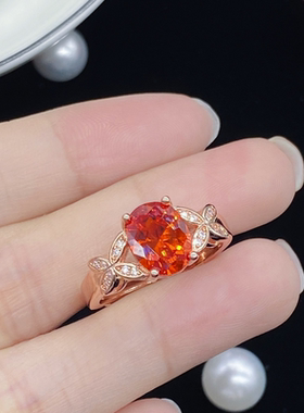 今饰有约芬达色锆石戒指