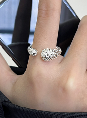 今饰有约不规则火山岩肌理感戒指