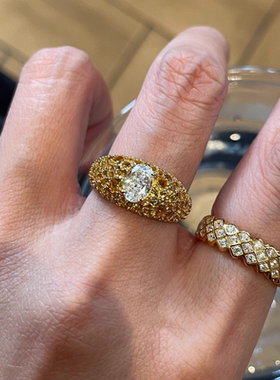 今饰有约鸽子蛋镂空宽版食指戒