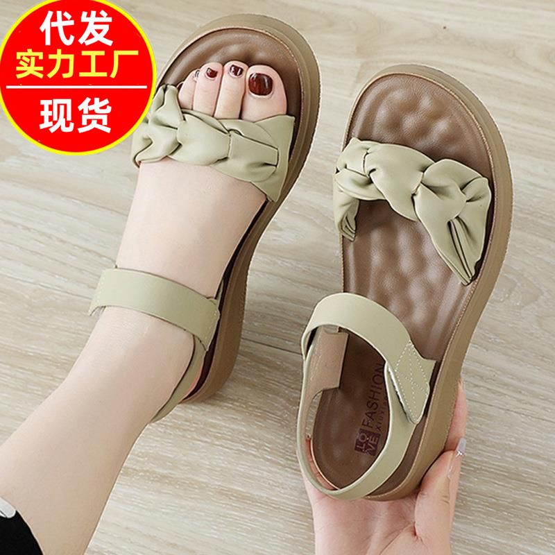胖东来妈妈凉鞋夏季闰月2025时尚坡跟中年软底女士百搭厚底中跟女