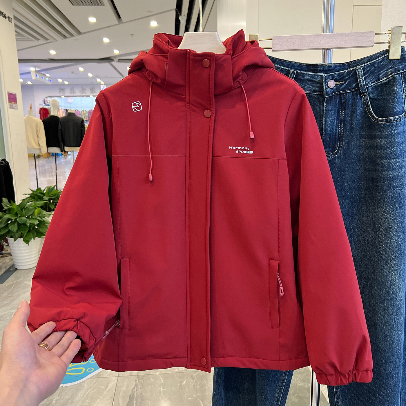 时尚妈妈装加绒加厚连帽红色外套女冬季新款超好看休闲冲锋衣夹克