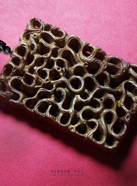 镂空雕刻金丝楠木项坠路路通男