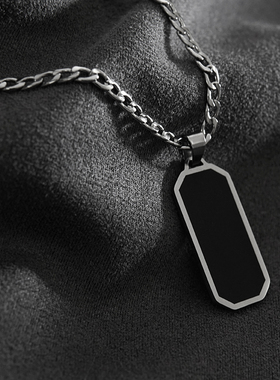 简约黑色无事牌项链男长款百搭时尚装饰钛钢不掉色复古吊坠配饰潮