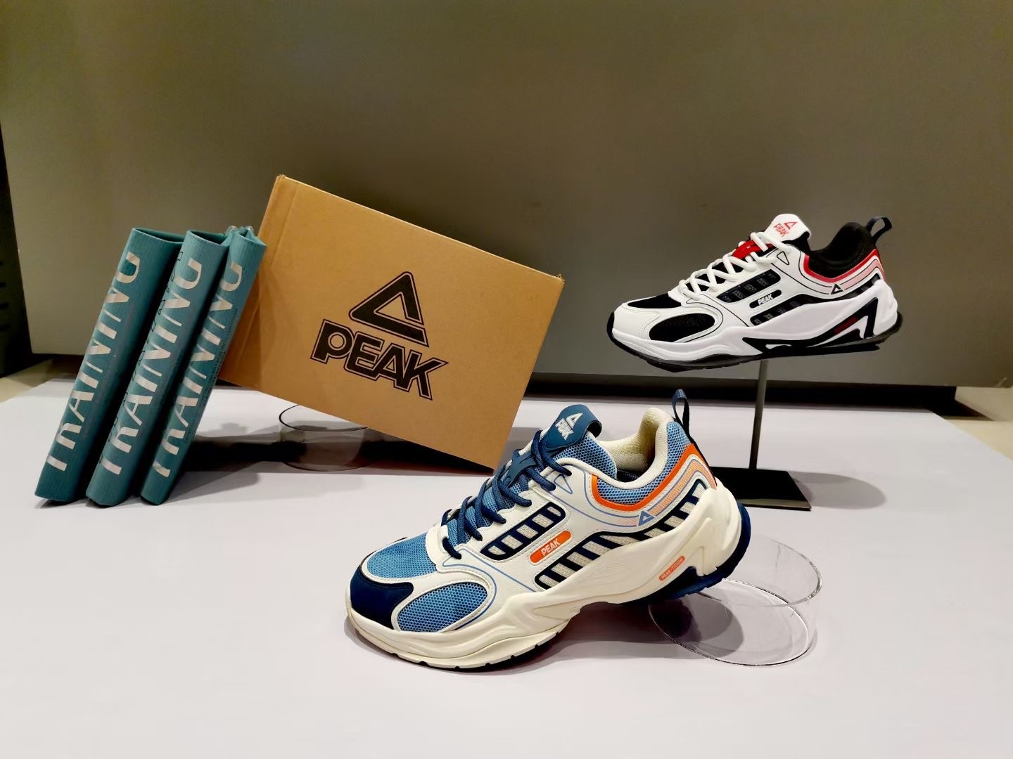 溯源跑步鞋匹克防滑女复古情侣