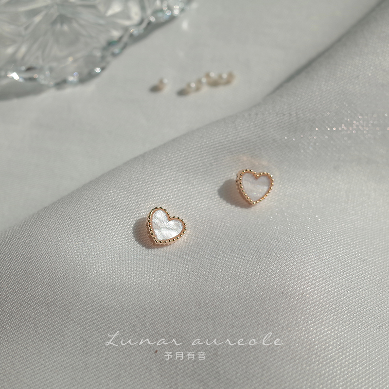 白色桃心小巧甜美风耳环新品