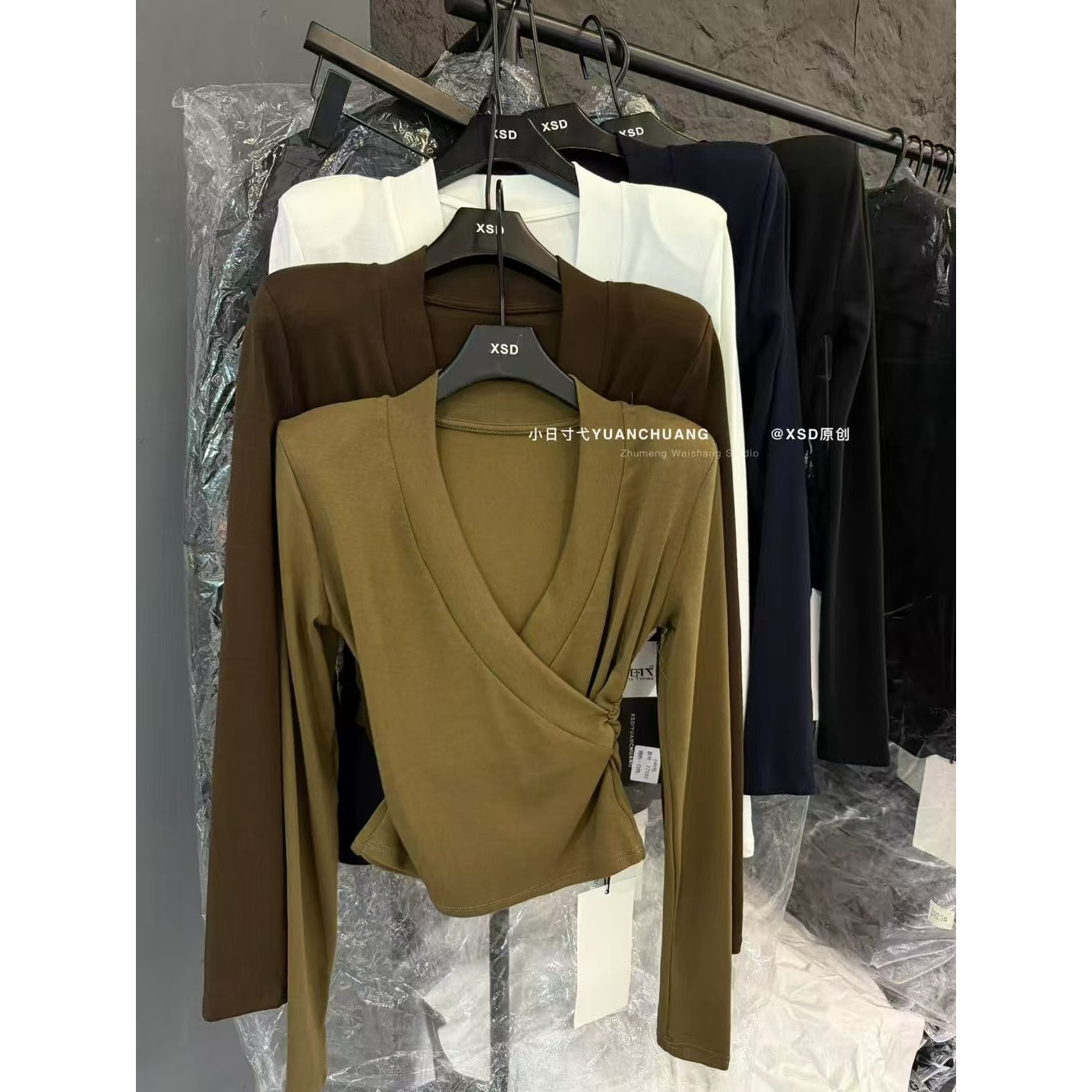 2025秋冬季新款韩版V领交叉掐腰打底衫修身显瘦百搭垫肩长袖上衣