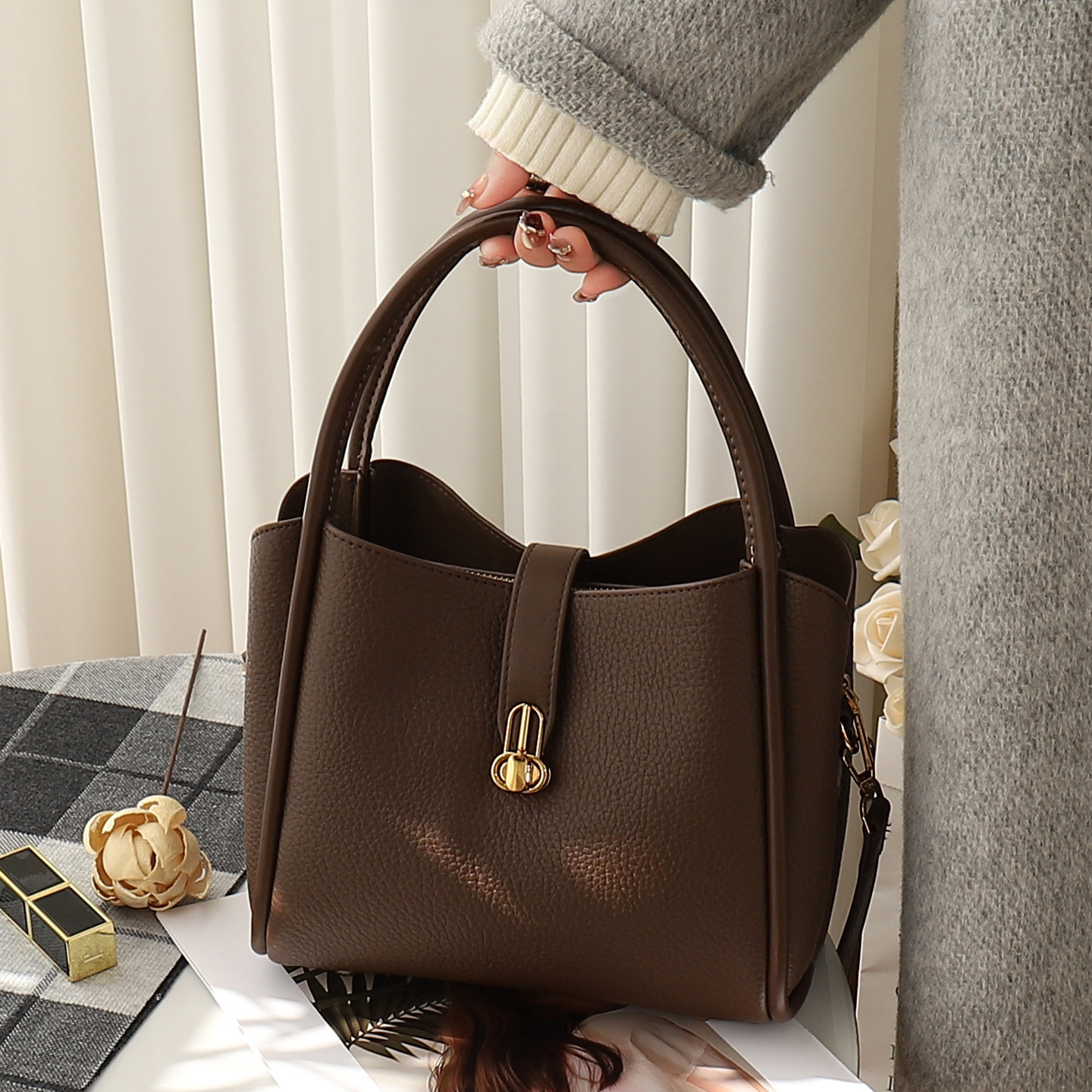 软皮水桶包女2026新款大容量百搭锁扣手提包简约大气斜挎包妈妈包