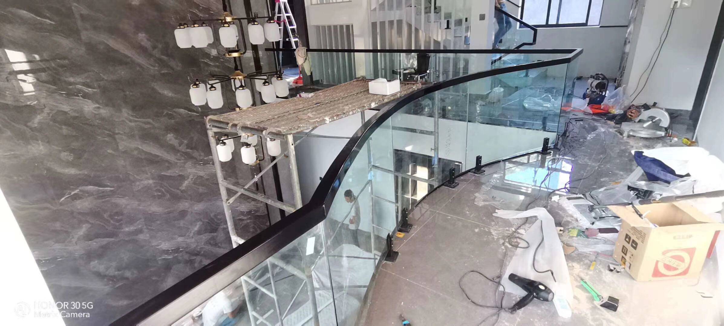 禄劝县玻璃护栏实木网红楼梯踏步楼梯护栏定制实木扶手楼梯定做