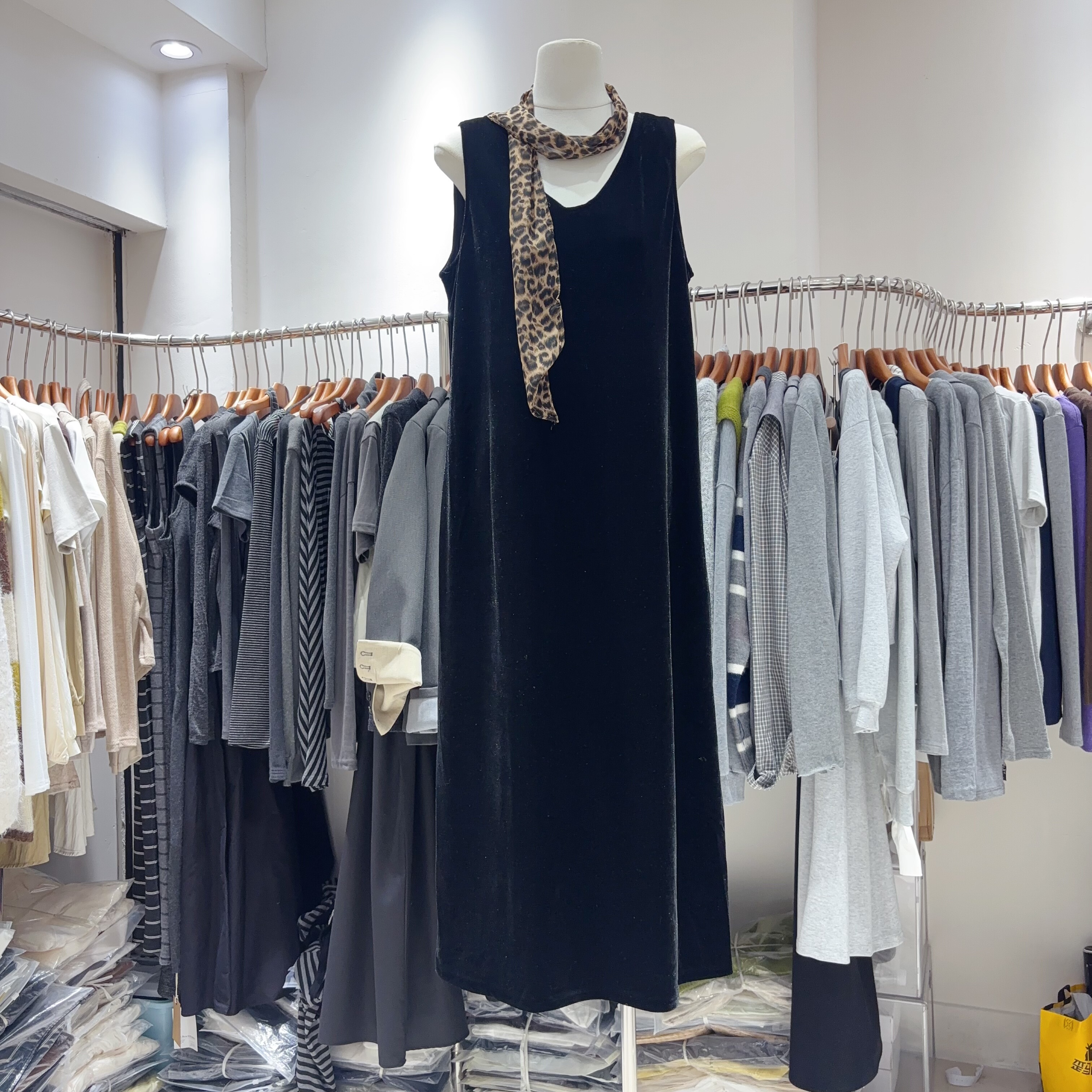 2025秋季新款韩系简约百搭宽松休闲黑色丝绒无袖背心连衣裙女