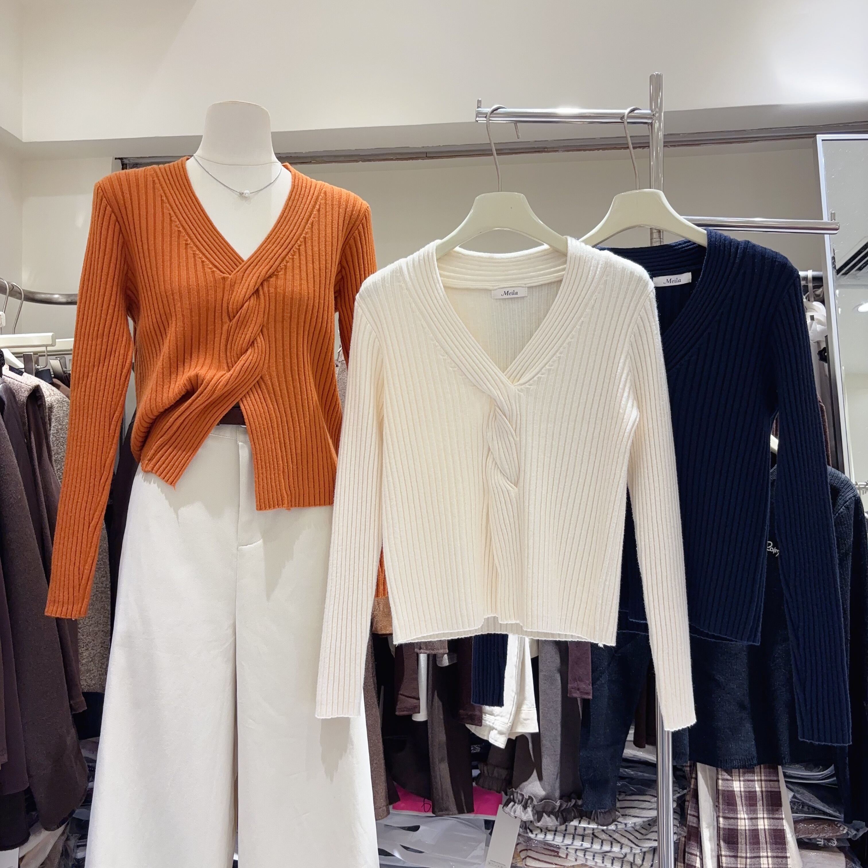 2025秋冬季新款韩系修身显瘦减龄V领抽条女套头安迪绒针织衫女