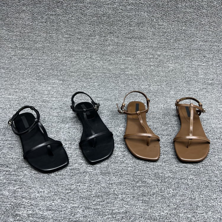欧洲站2025夏季新款欧货真皮低跟平底胎牛皮夹趾皮带扣罗马凉鞋女