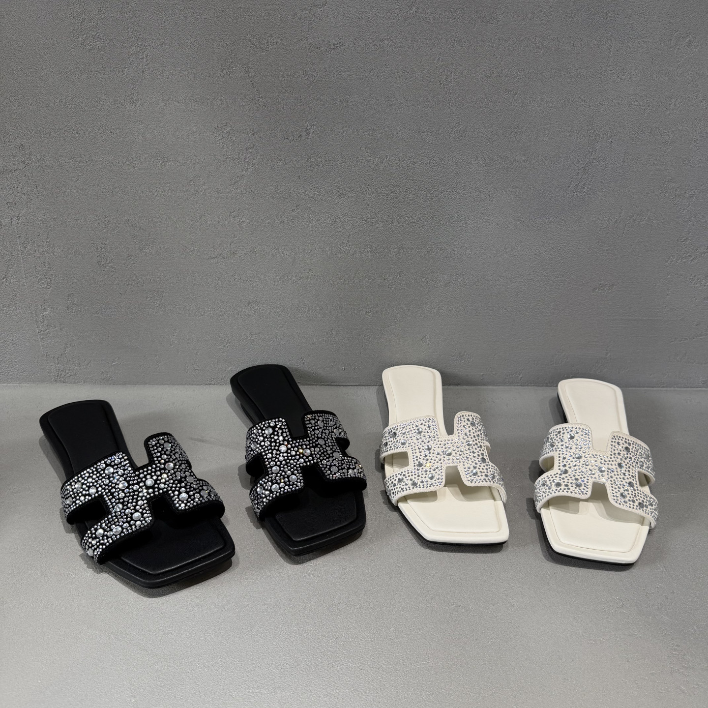 欧洲站2026夏新款欧货真皮女鞋低跟平底露趾镂空牛反绒烫钻凉拖鞋