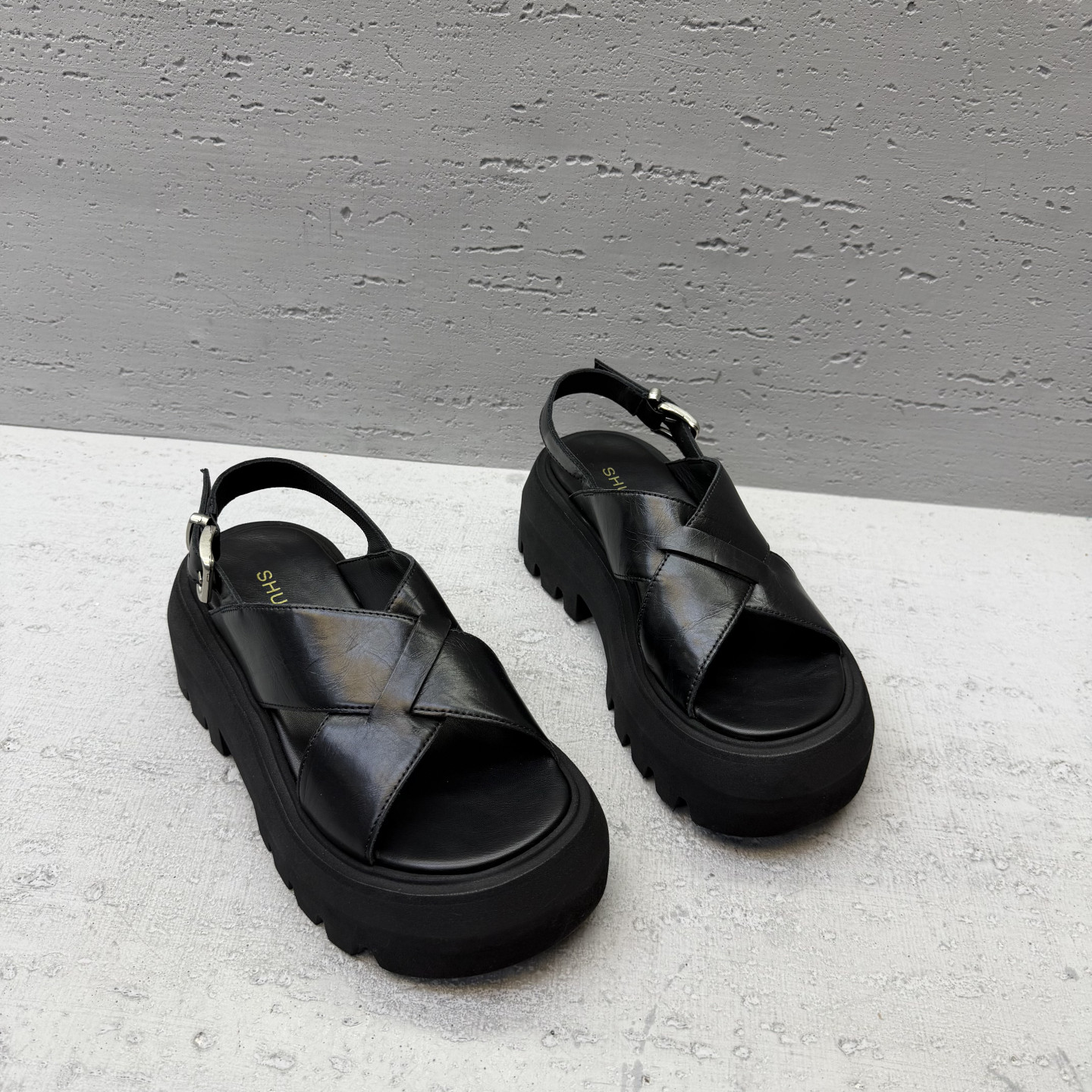 欧洲站欧货女鞋2026夏季新款真皮厚底露趾交叉绑带一字扣罗马凉鞋