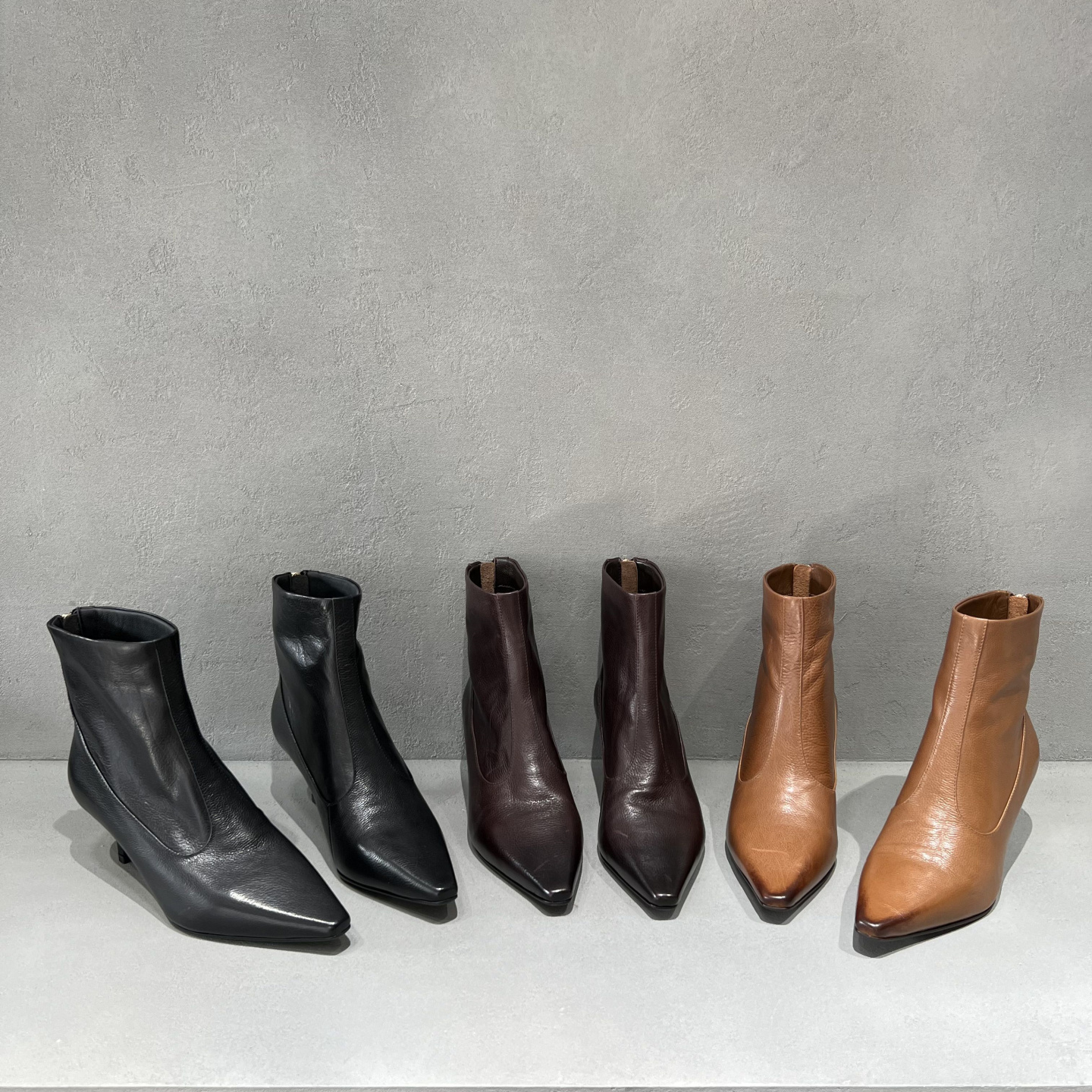 真皮尖头细跟后拉链马丁靴短靴女