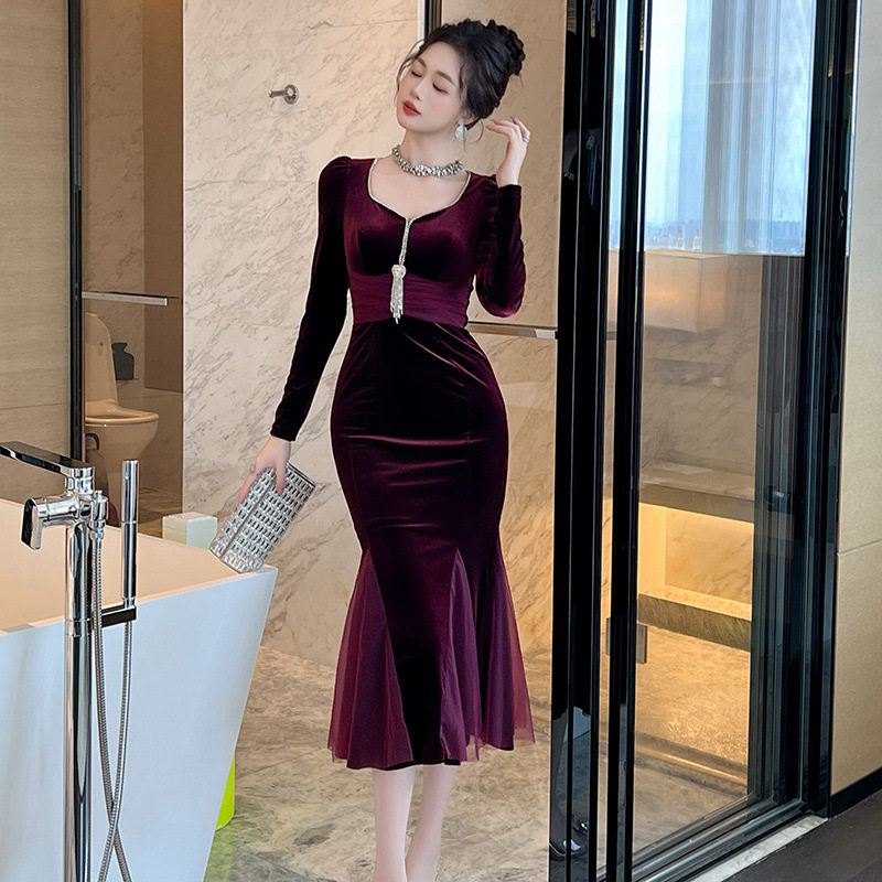 复古暗紫红丝绒连衣裙女2025冬季新款法式婚宴修身中长礼裙20997