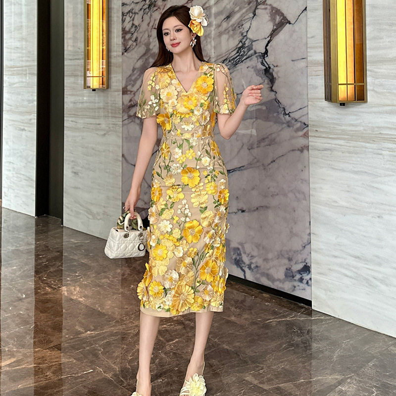 2026夏季新款女装法式设计感立体刺绣花瓣修身黄色长款连衣裙9021