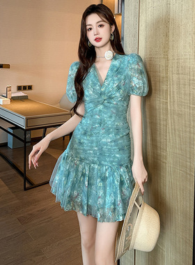 2025夏季新款女装法式V领泡泡袖设计感褶皱显瘦鱼尾连衣裙70319