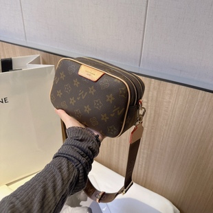 优草坊女包2024新款设计感小众ins轻奢斜挎包时尚简约手机包小包