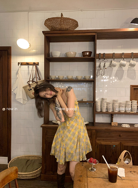 THREE GOOOD殷三吉 松子夹心 V领荷叶边吊带格子印花短款连衣裙