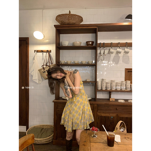 THREE GOOOD殷三吉 松子夹心 V领荷叶边吊带格子印花短款连衣裙