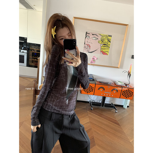 殷三吉格纹领带印花打底衫