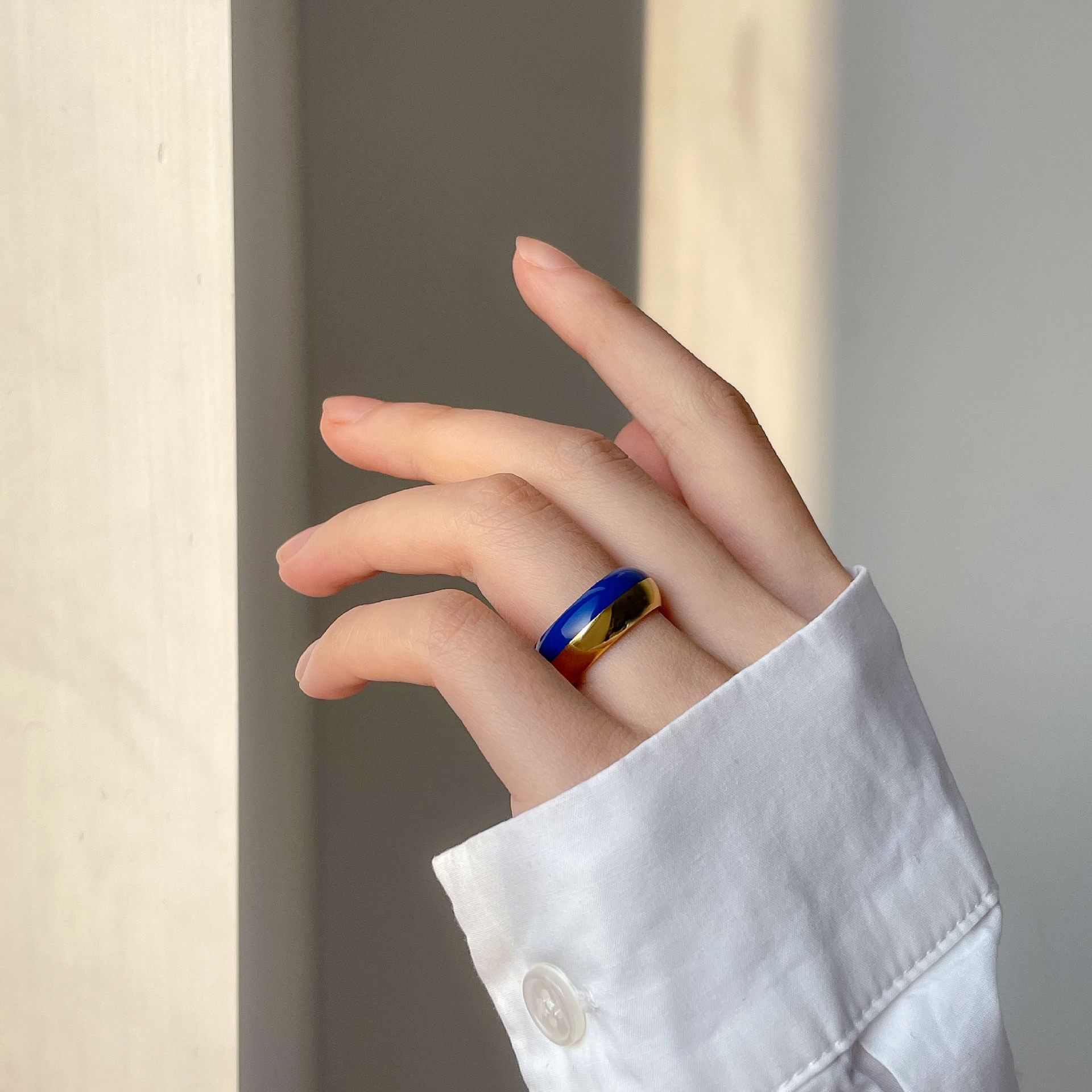 个性夜店时尚深蓝双色拼接钛钢镀金戒指指环女款大弧面INS金属风