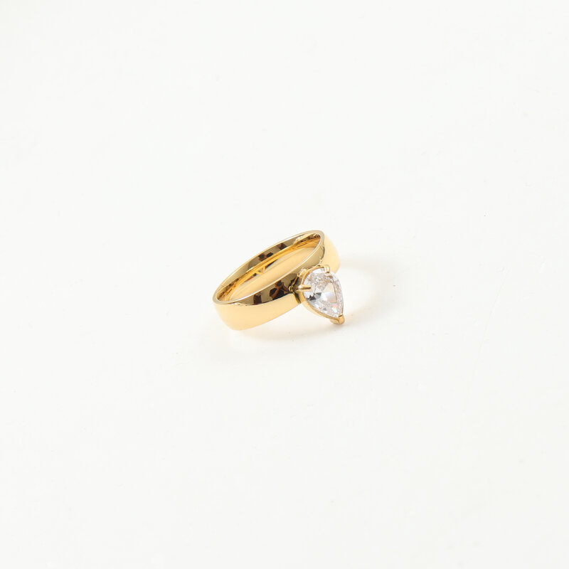 欧美时尚新款圆弧水滴锆石戒指钛钢镀18K金指环女款中指食指百搭