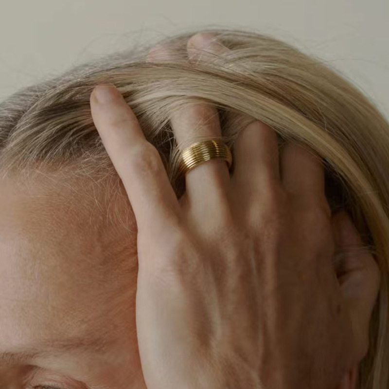 欧美时尚新款小众设计多线条齿轮钛钢镀18K金戒指指环女款食指戒