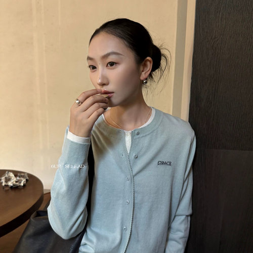 6UP韩系老钱风细坑条针织开衫女简约圆领字母刺绣毛衣早秋61090