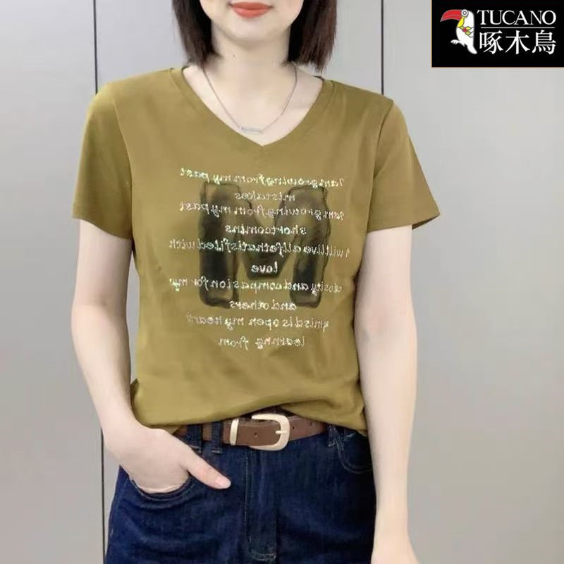 啄木鸟2026年新款印花大码遮肉休闲小众上衣夏季薄款短袖V领T恤女