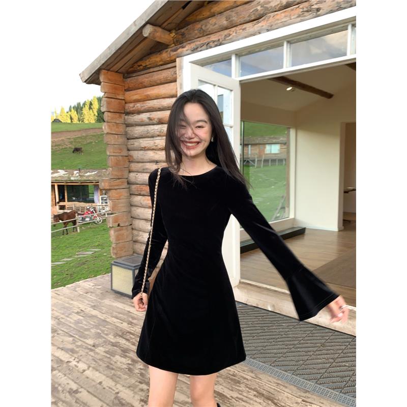 黑色丝绒连衣裙春秋高级感气质复古长袖喇叭袖小黑裙收腰短裙