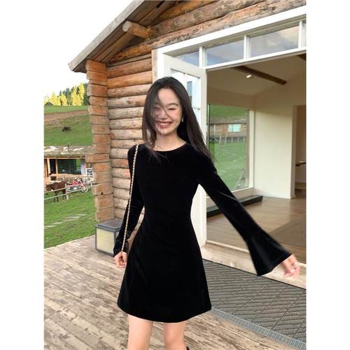 黑色丝绒连衣裙春秋高级感气质复古长袖喇叭袖小黑裙收腰短裙