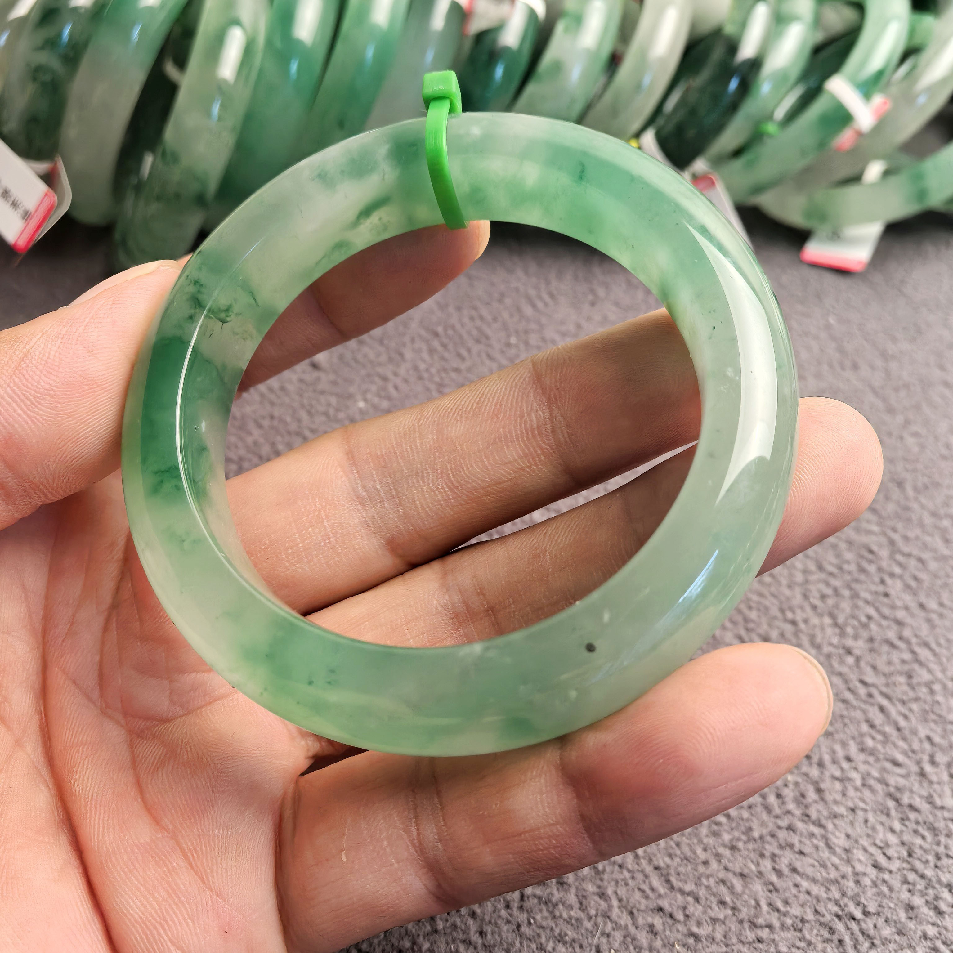 高冰非洲翠玉飘花手镯翡翠色