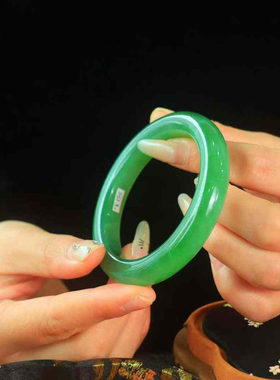 和田碧玉菠菜绿冰种圆条手镯