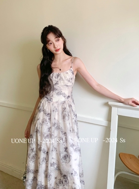 UONE法式优雅气质高级感复古水墨玫瑰花提花温柔收腰吊带连衣裙