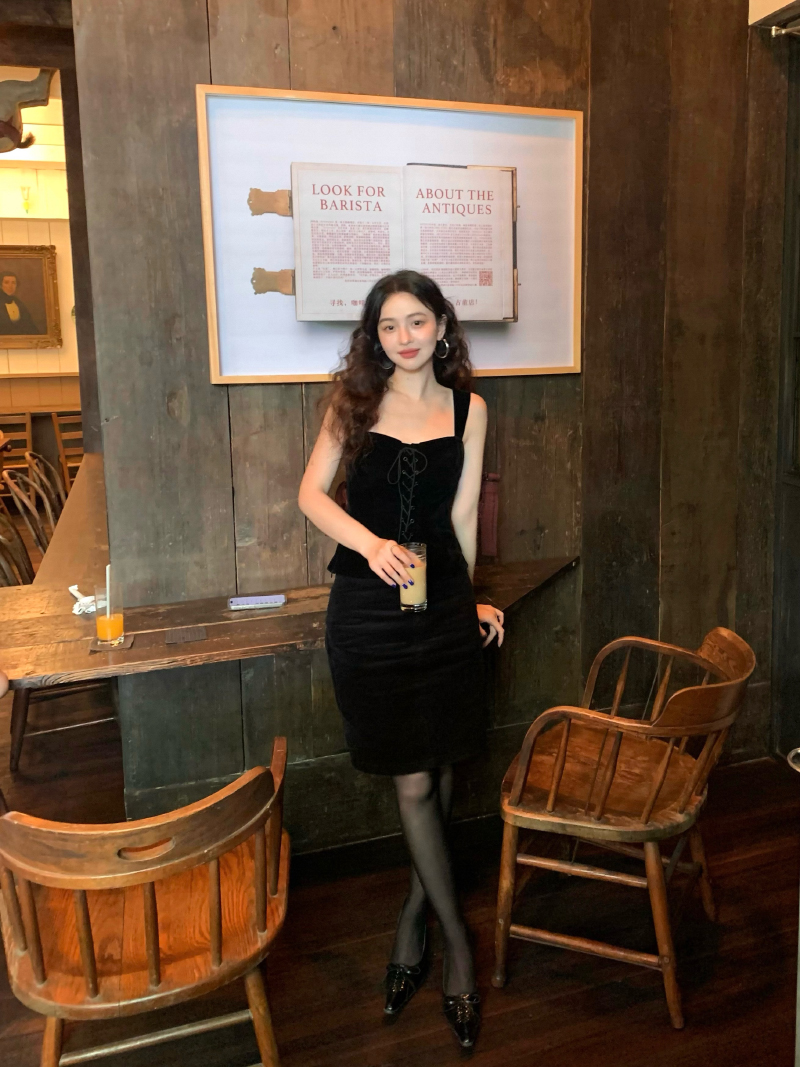 酒午自制方领系带丝绒吊带上衣女