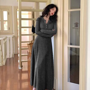 酒午港风复古韩版绒感V领针织连衣裙中长春款气质高级显瘦裙子女