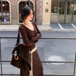 V领针织连衣裙长款 酒午港风复古2025秋冬新款 打底裙子 双11款