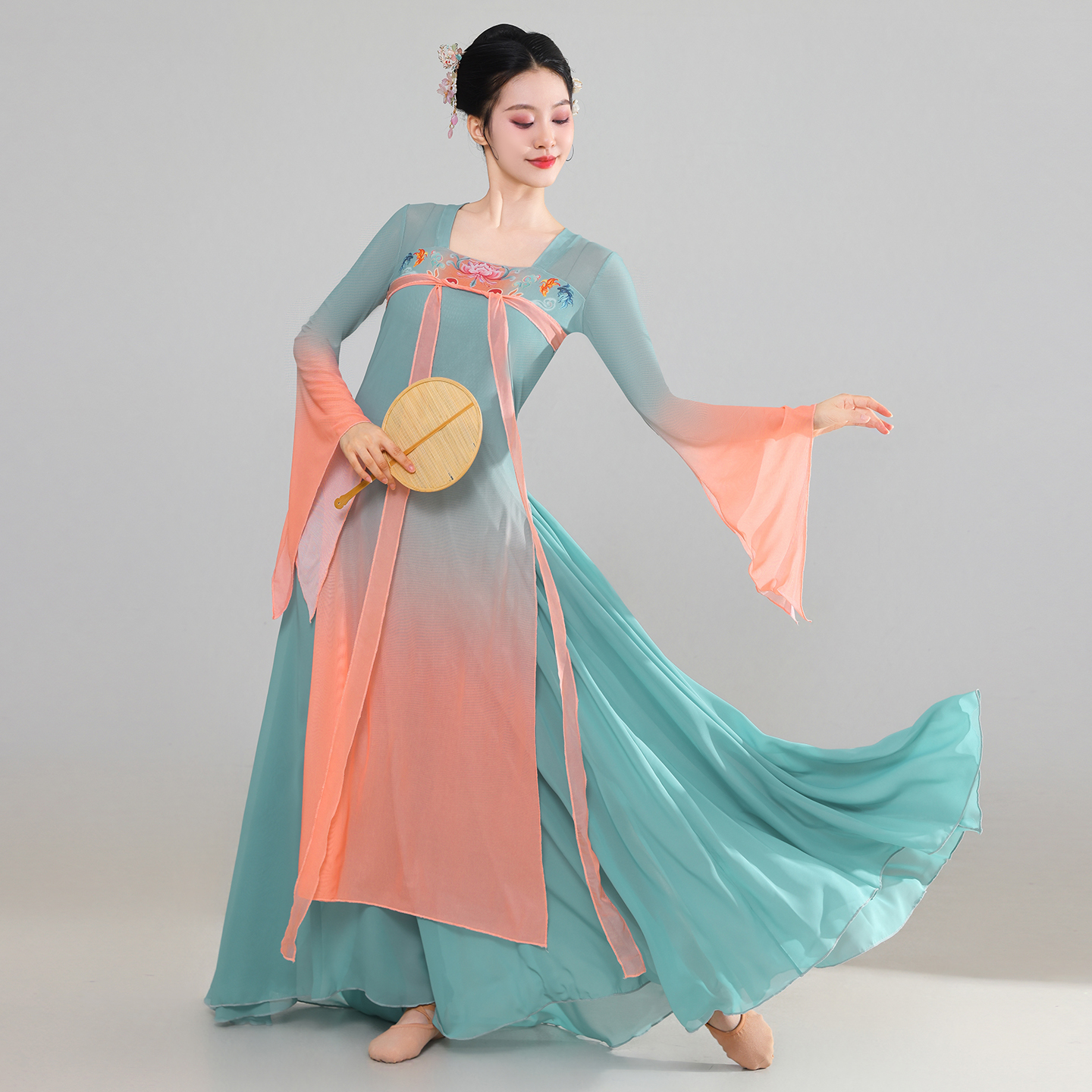 古典女飘逸舞蹈服齐胸汉唐舞蹈服