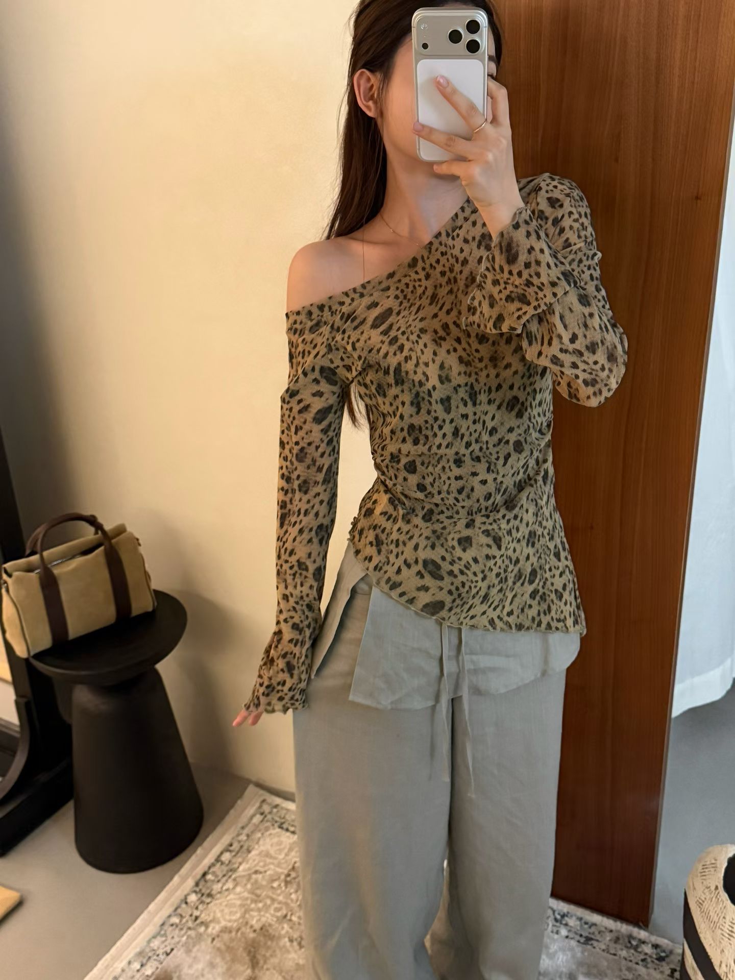 韩伊hanyi正品26早秋韩版斜肩设计褶皱豹纹长袖T恤打底衫女