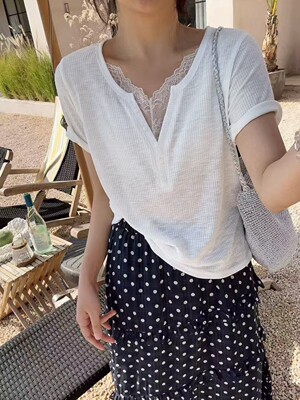 韩版V领排扣蕾丝花边拼接短袖t恤女2026新款气质单穿上衣